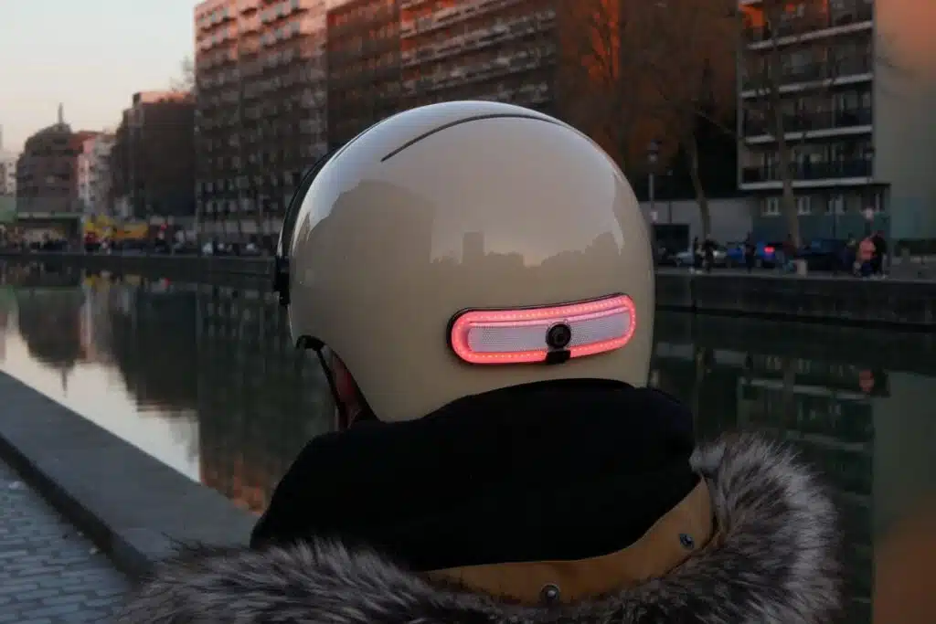 Accessoires et équipements essentiels pour cyclistes visibles en zone urbaine