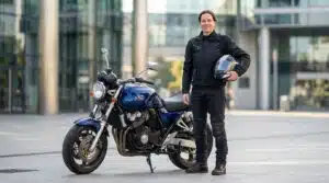 Permis moto CPF : motard posant avec sa moto après obtention du permis