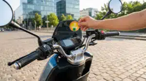 Vignette Crit'Air moto apposée sur la fourche d'un deux-roues circulant en Zone à Faibles Émissions