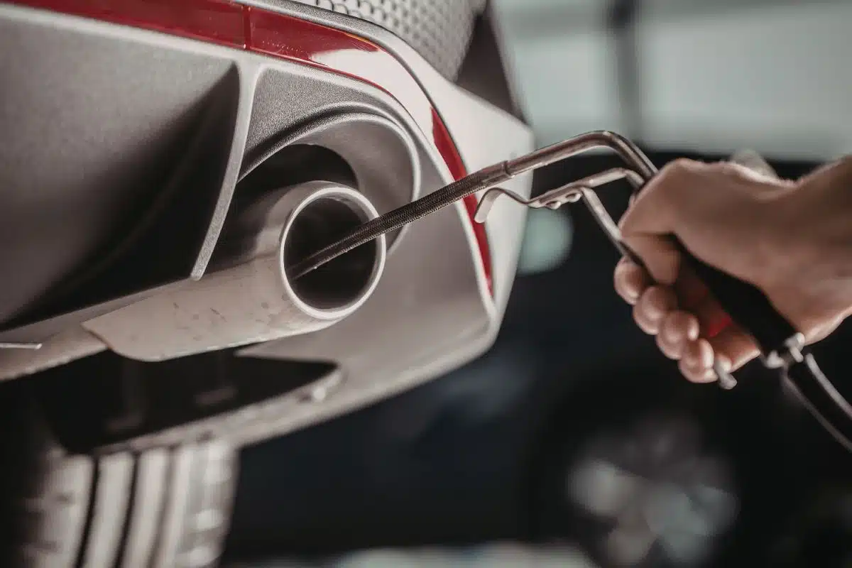 Contrôle technique moto : examen du pot d'échappement et mesure sonore