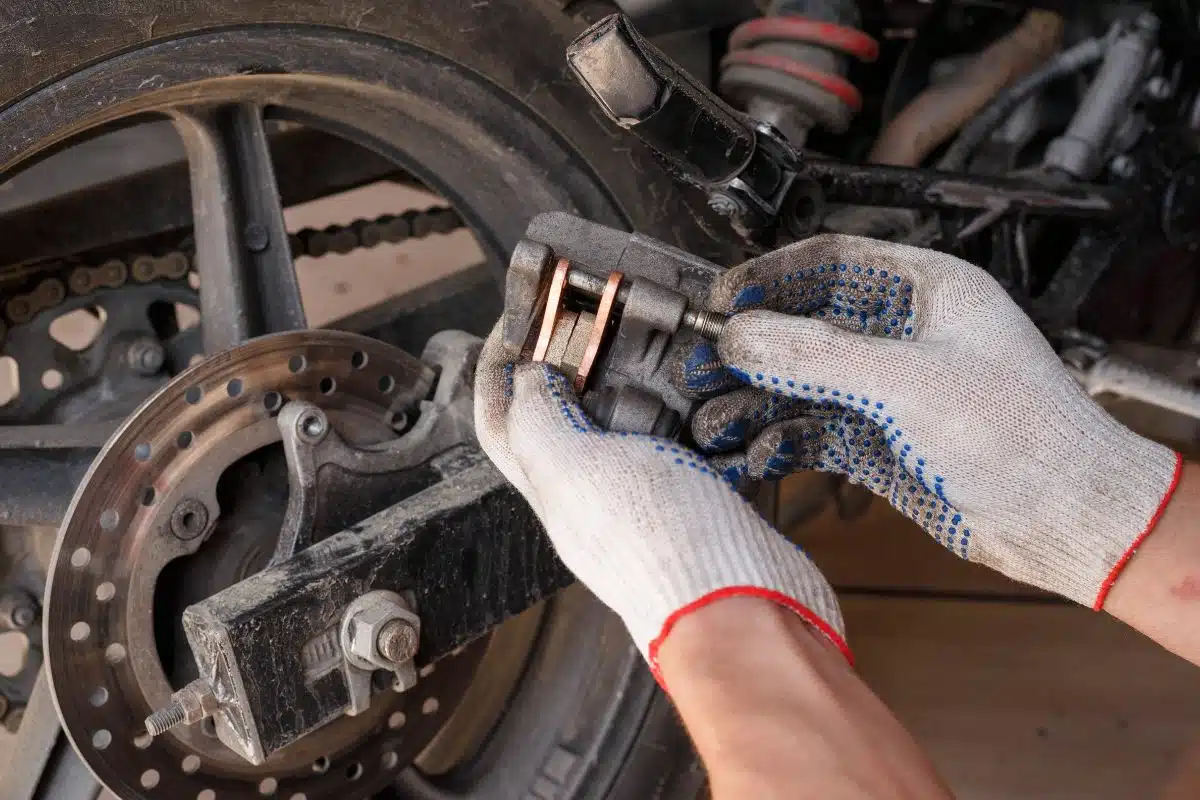 Contrôle technique moto : vérification de l'usure des plaquettes et disques de frein