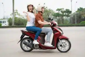 Permis A1, jeunes en sortie sur un scooter 125 rouge