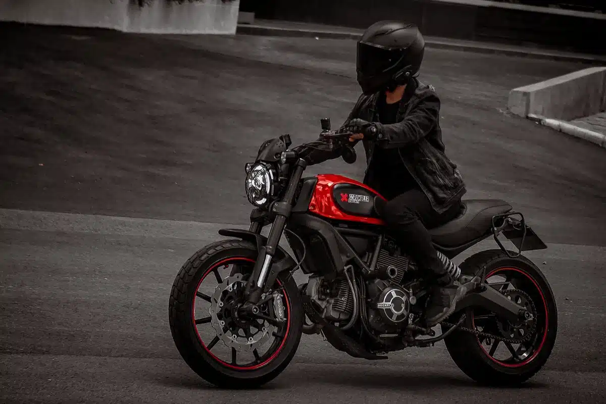 Motard équipé sur une moto de plus de 125 cm³, accessible avec le permis A2 puis A