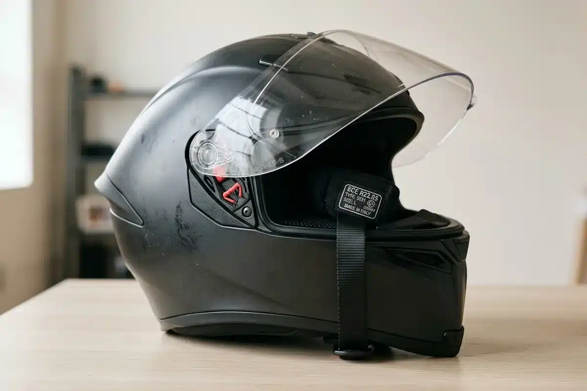 Casque moto intégral homologué Casque moto intégral noir avec son étiquette d'homologation visible
