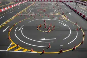 Vue aérienne d'une aire d'entrainement pour l'examen plateau du permis moto avec cônes et marquages