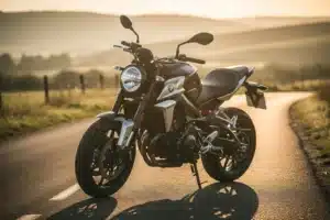 Styles de motos : roadster moderne garé sur une route de campagne au lever du soleil