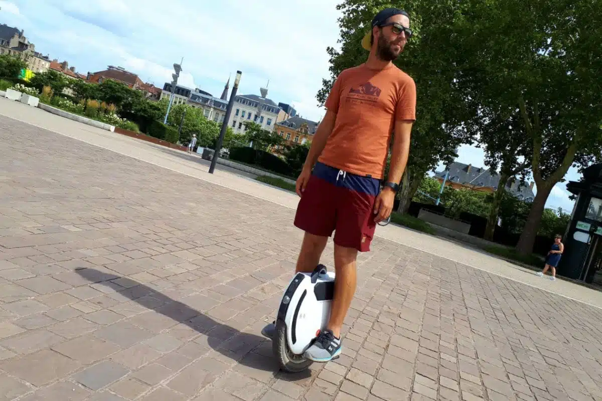 Gyroroue électrique circulant en agglomération