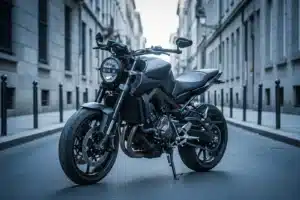 Moto roadster noire nue garée dans une rue urbaine, vue de trois quarts avant