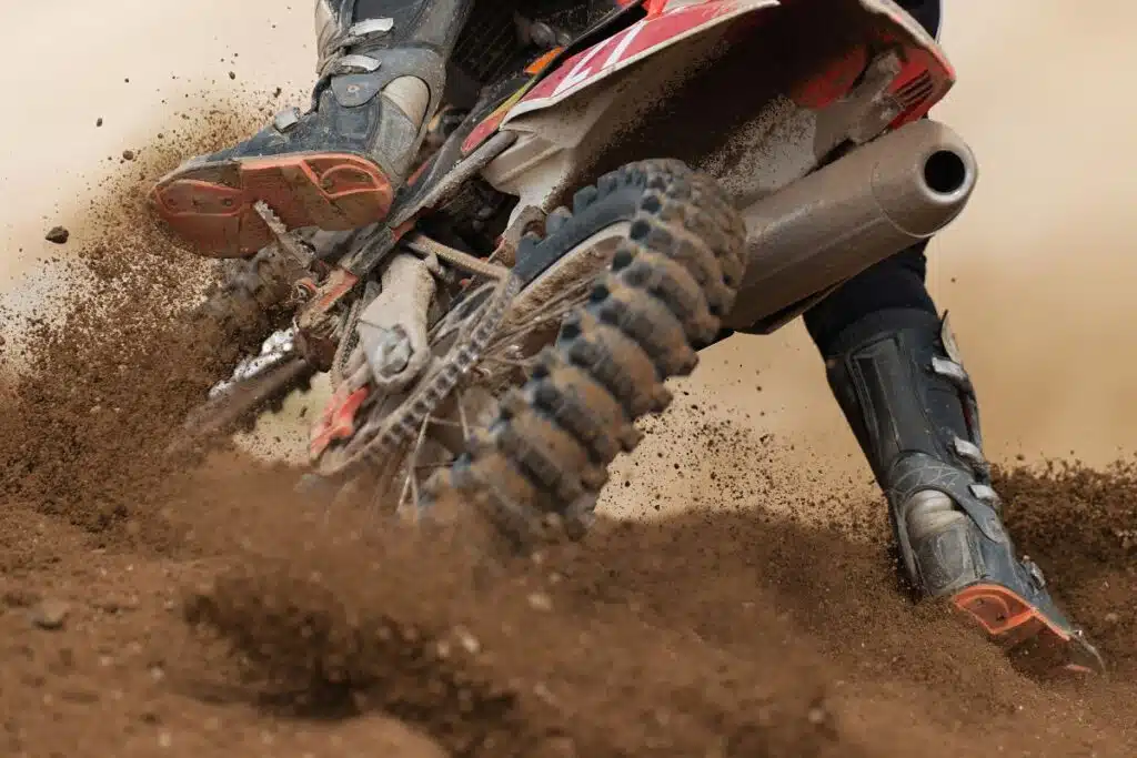 Moto cross électrique sur circuit tout-terrain, guide pratique pour choisir et pratiquer