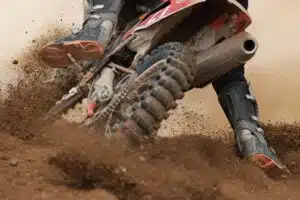 Moto cross électrique sur circuit tout-terrain, guide pratique pour choisir et pratiquer