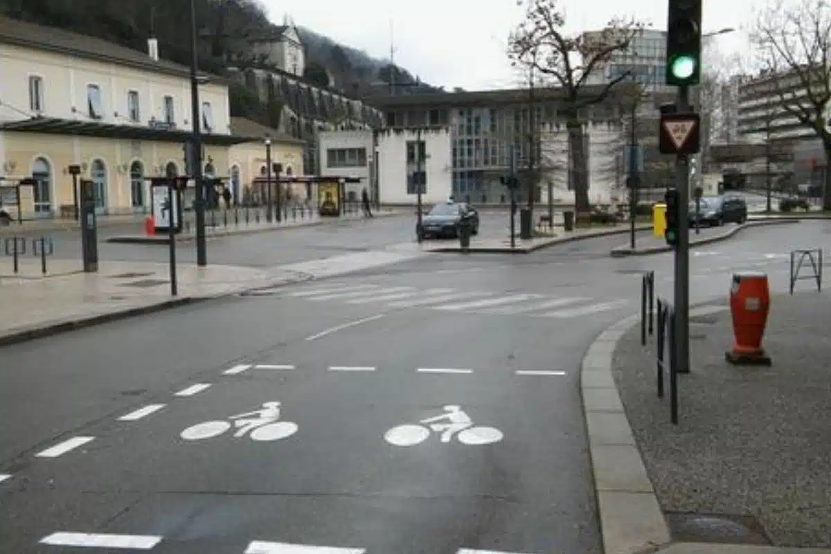 sas vélo en avance des voitures à un carrefour urbain au feu rouge