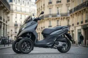 Scooter à trois roues de type Yamaha Tricity, deux roues avant et une roue arrière, en ville