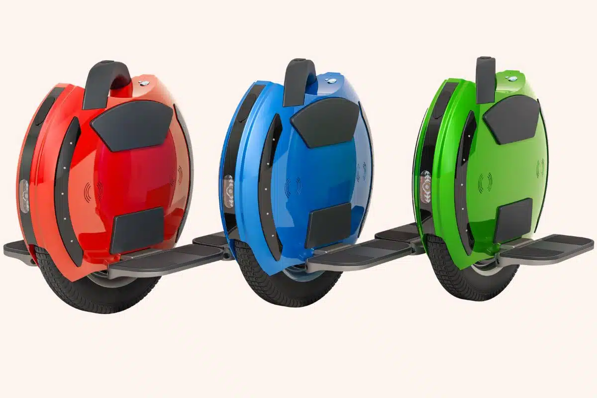 Gyroroues électriques de différentes couleurs Trois gyroroues électriques rouge, bleue et verte alignées côte à côte