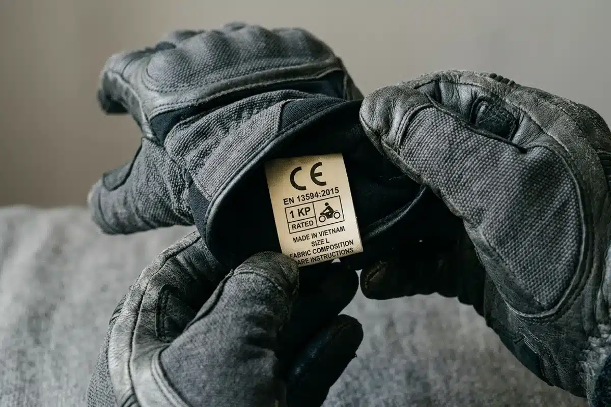 Homologation CE KP sur gant moto Gros plan sur l étiquette CE d un gant moto homologué, certification KP visible