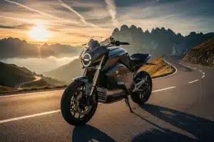 Moto électrique moderne sur une route de montagne sinueuse en lumière dorée au coucher du soleil