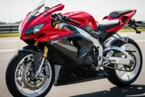 Moto sportive rouge carénage carbone en contre-plongée sur circuit fermé