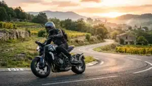 Motard en équipement complet sur une moto compatible permis A2, route de campagne française