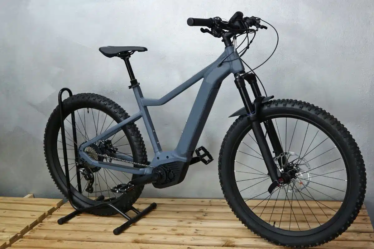 Vélo à assistance électrique posé sur un pied d'atelier