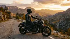 Motard en veste cuir sur une grosse cylindrée sur route ouverte, illustrant le permis moto gros cube