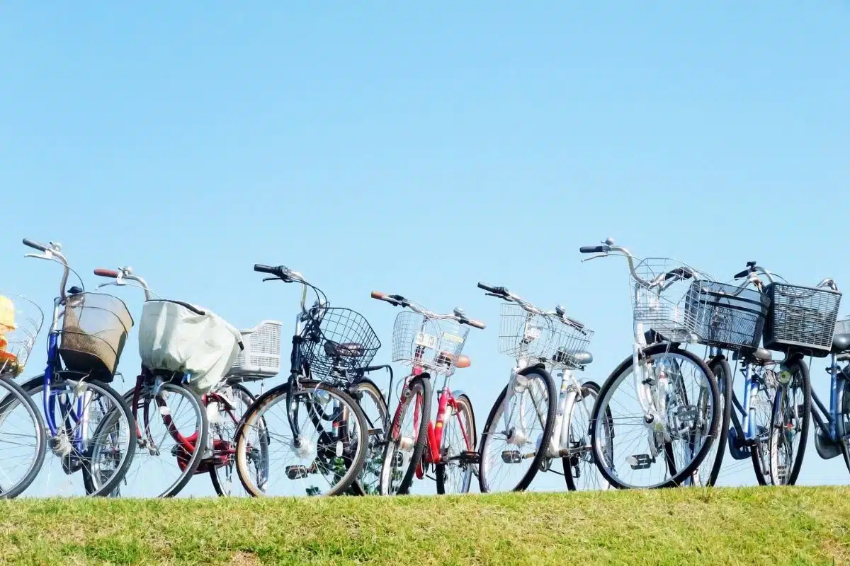 Rangée de vélos de ville stationnés côte à côte sous un ciel dégagé